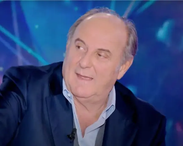 Gerry Scotti, con il suo sorriso contagioso, sembra sempre giovane, ma quanti anni ha Gerry Scotti? Un vero volto della TV italiana.