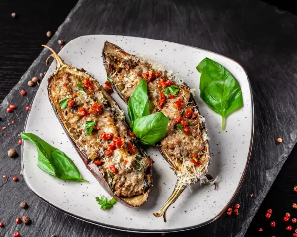 Berenjenas rellenas, un plato principal delicioso. Estas berenjenas al horno son perfectas para tus recetas con berenjena.
