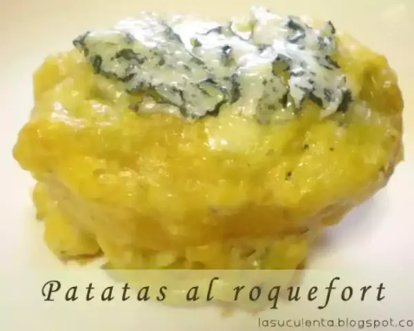 Patatas gratinadas con queso roquefort, un bocado cremoso y delicioso.