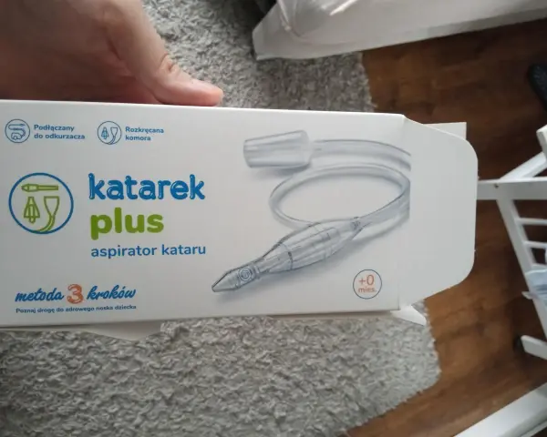Katarek Plus, aspirator kataru podłączany do odkurzacza, dostępny w Rossmannie. Pomaga szybko oczyścić nosek dziecka.