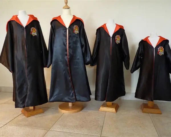 Quatre robes de sorcier Harry Potter, tailles diverses, avec blason Gryffondor. Un patron cape Harry Potter gratuit pour créer la magie !