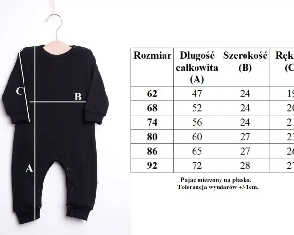Czarny pajac dziecięcy z wymiarami A, B, C. Obok tabela rozmiarów z długością, szerokością i rękawem.