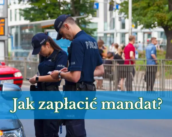 Policjanci spisują formularz mandatu.