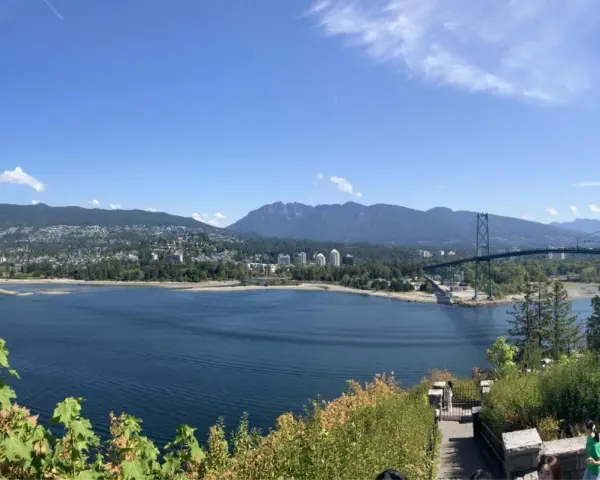 Traumhafter Blick auf Vancouver, Kanada. Perfekt für ein Auslandspraktikum! Berge, Wasser und die Lions Gate Bridge.
