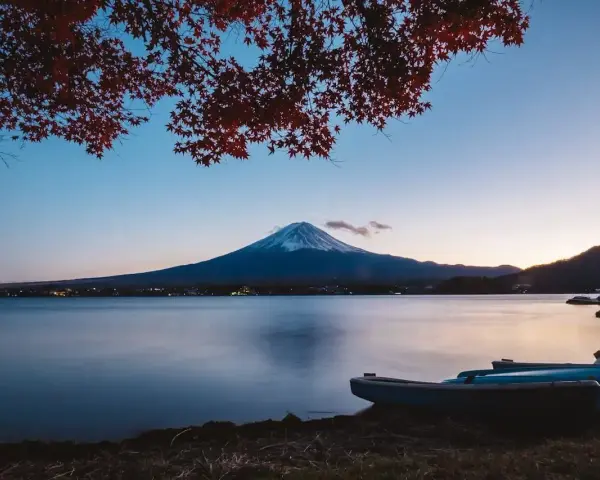 Zachód słońca nad jeziorem z widokiem na górę Fudżi. Zastanawiasz się, ile się leci do Japonii, by zobaczyć taki widok?