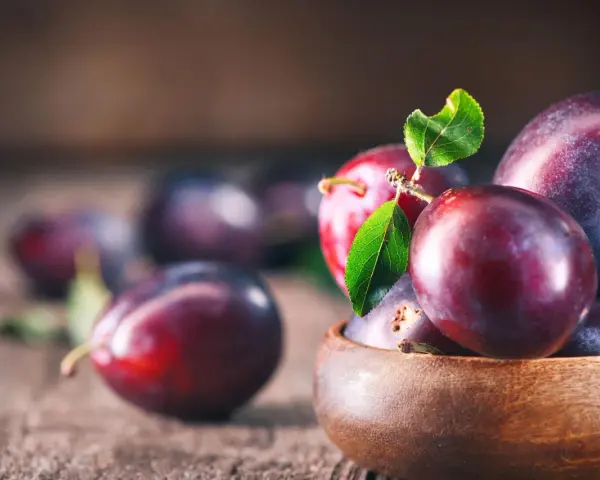 Czy śliwki tuczą? Odkryj prawdę o ich wpływie na dietę