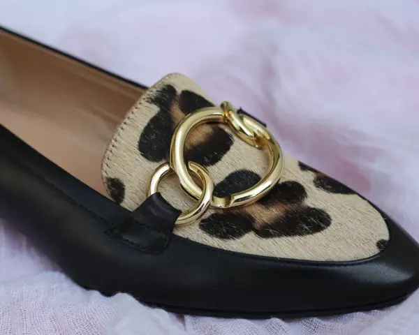 Mocassino donna con stampa leopardata e dettagli oro. Perfetto per chi cerca scarpe donna numeri grandi con stile.
