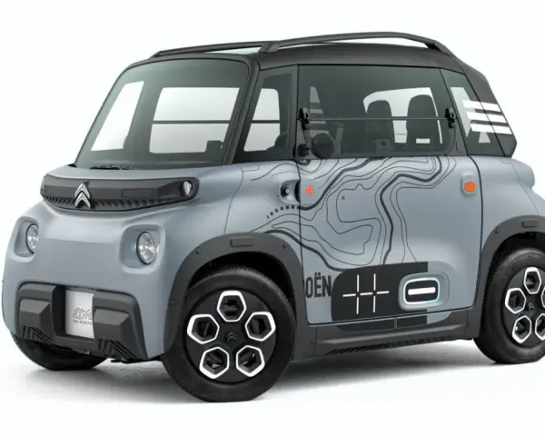 Szary Citroen Ami z mapą topograficzną na boku, gotowy na miejskie przygody.