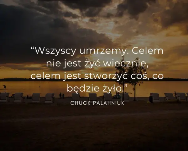 Zachód słońca nad jeziorem, z refleksyjnymi cytatami o życiu Chucka Palahniuka.