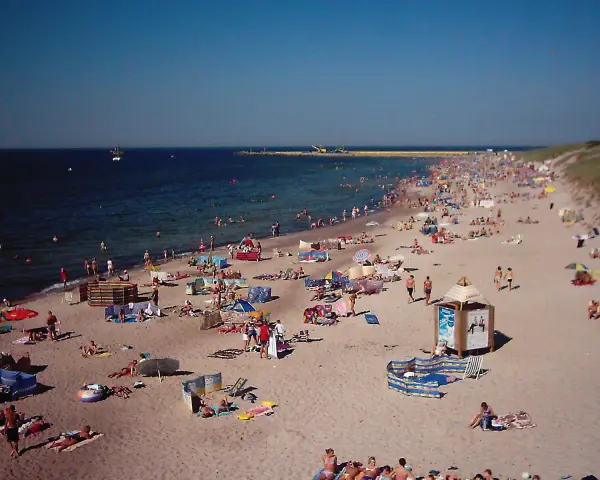 Tłum plażowiczów na piaszczystej plaży, woda i niebo. Czy to Darłówko wschodnie czy zachodnie?