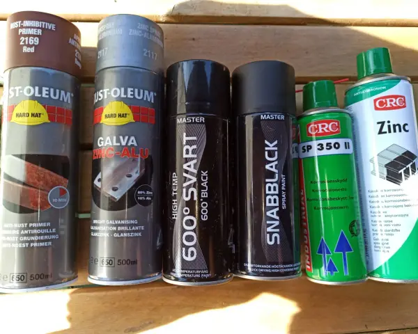 Flera sprayburkar med rostskydd och färg, inklusive galv spray för metall.