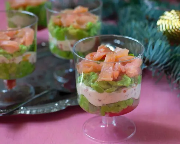 Verrines festives saumon-avocat, parfaites pour vos 10 recettes de verrines faciles. Une explosion de saveurs pour les fêtes.