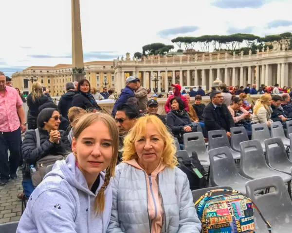 Dwie kobiety czekają na audiencję u papieża na Placu Świętego Piotra w Rzymie. W tle Bazylika Świętego Piotra.
