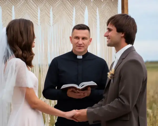 Para młoda trzymająca się za ręce podczas ceremonii ślubnej, z księdzem trzymającym Biblię.