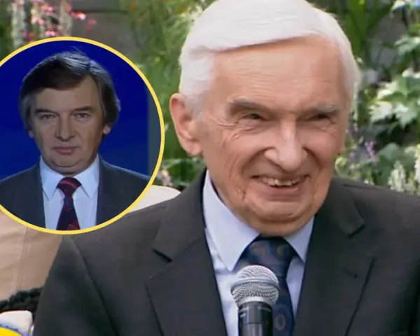 Uśmiechnięty starszy pan w garniturze, obok zdjęcie młodszego mężczyzny. Jeden z dziesięciu od kiedy pamięta, widać upływ czasu.