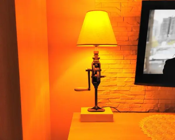 Twórz unikalne lampki DIY: inspiracje i proste projekty do samodzielnego wykonania
