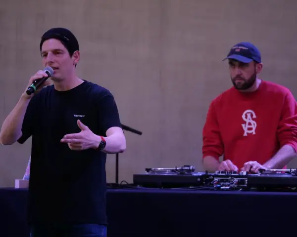 Un MC au micro et un DJ hip hop français aux platines, prêts à enflammer la scène.