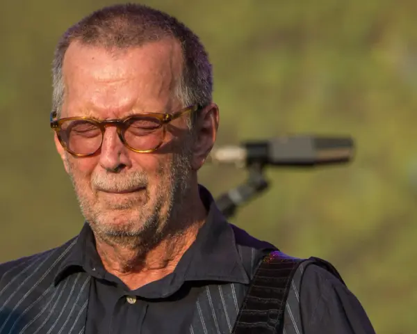 Eric Clapton zamyka oczy, jakby słyszał "Tears in Heaven". W okularach odbija się światło, a na twarzy maluje się zaduma.