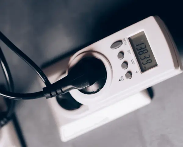 Miernik zużycia energii pokazuje 138.39 kWh. To urządzenie pomaga zrozumieć, co to jest rynek mocy i jak zarządzać energią.