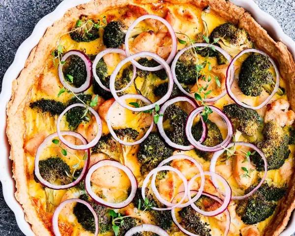 En saftig kyckling- och broccolipaj med rödlök och örter. Ett perfekt paj recept för middagen.