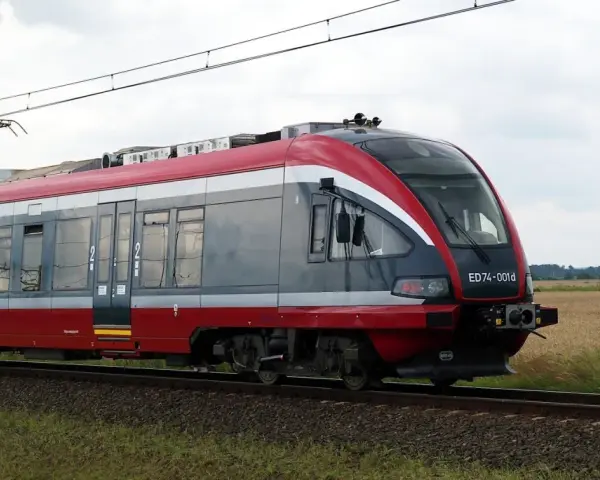 Nowy rozkład jazdy Sandomierz: nowoczesny pociąg ED74-001d mknie przez pola.