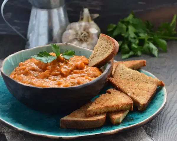 Pesto di melanzane Bimby pronto da gustare con crostini di pane.