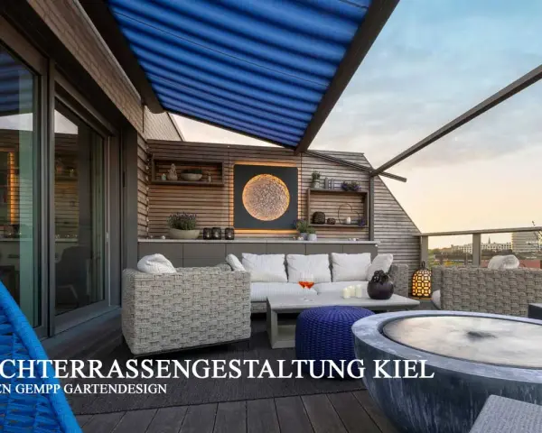 Gemütliche Dachterrasse mit Lounge-Möbeln, blauem Sonnensegel und Blick auf die Stadt.