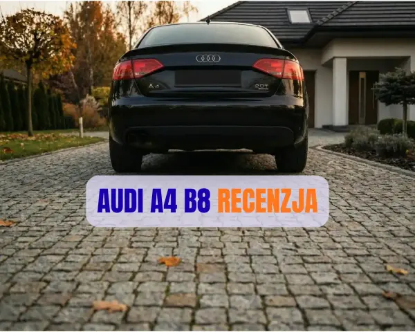 Czarny Audi A4 B8 na podjeździe przed domem. Tekst "AUDI A4 B8 RECENZJA" nałożony na obraz.