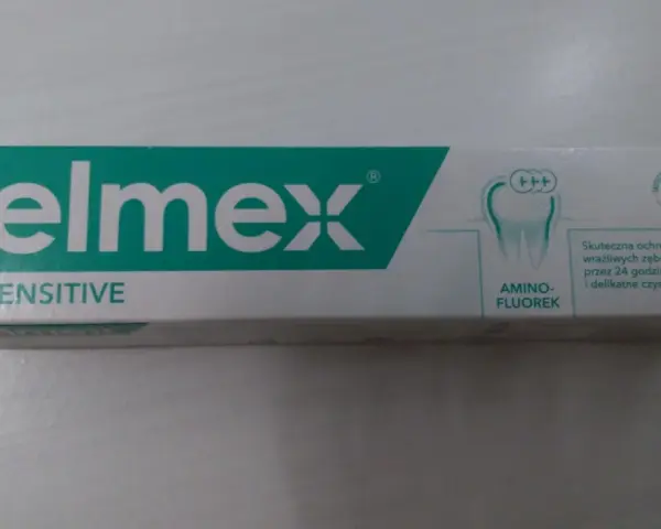 Pudełko pasty do zębów Elmex Sensitive. Wybór między Elmex a Sensodyne jest trudny, ale ta pasta zapewnia skuteczną ochronę wrażliwych zębów.