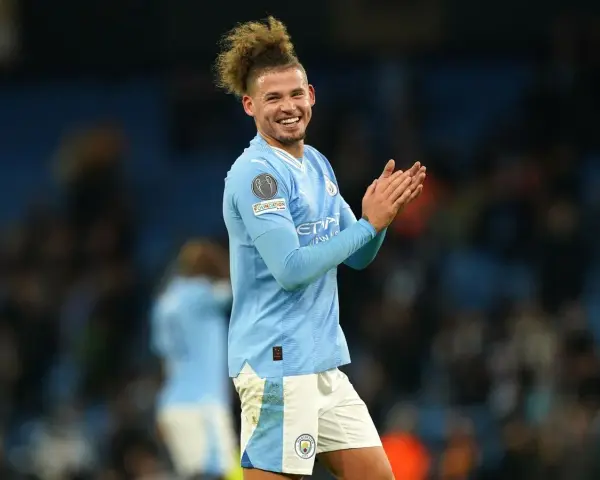 Kalvin Phillips, con su característico peinado, aplaude en el campo con una sonrisa.