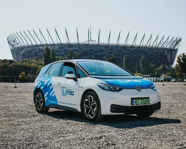 Samochód nauki jazdy "Linia" przed Stadionem Narodowym. Chcesz wiedzieć, jak zostać instruktorem jazdy?