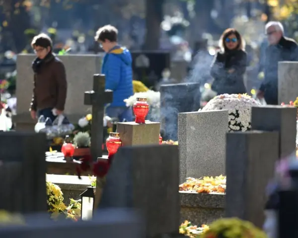 Ludzie odwiedzają groby, zapalają znicze. W powietrzu unosi się dym, symbolizujący modlitwę o odpust zupełny.