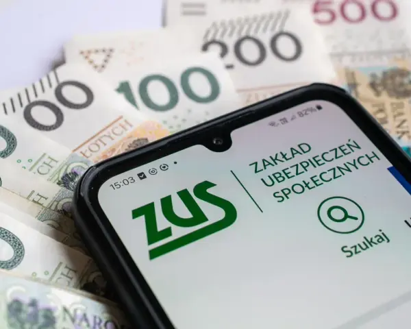 ZUS na telefonie i polskie banknoty. Czy umowa zlecenie chroni przed wypadkiem w pracy?