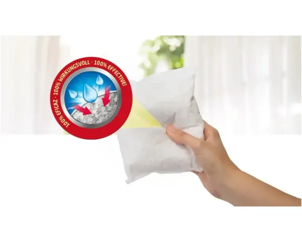 Hand hält Granulat-Beutel für Luftentfeuchter. Das Granulat bindet Feuchtigkeit, die dann als Wasser entsorgt wird. 100% wirkungsvoll.