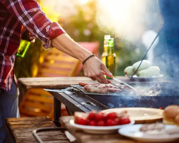 Grill na balkonie: czy to legalne? Uniknij mandatu i konfliktu!