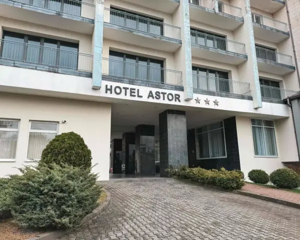 Hotel Astor Jastrzębia Góra – opinie o obiekcie z trzema gwiazdkami. Wejście do hotelu z podjazdem i zielenią.