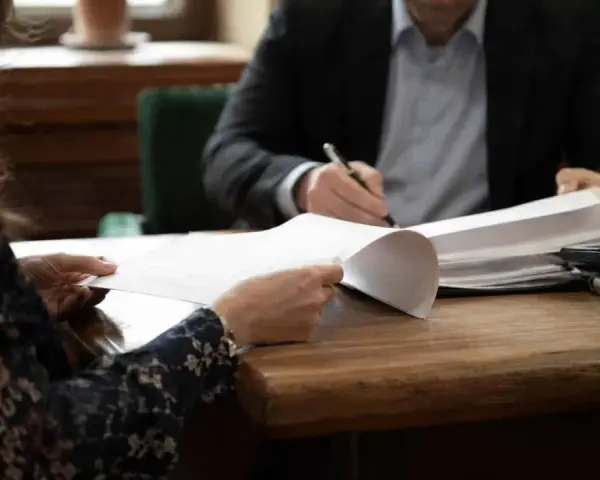 Para, która analizuje dokumenty, aby uzyskać klauzulę wykonalności alimentów.