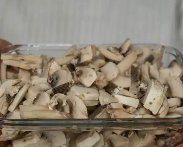 Pokrojone pieczarki w szklanym pojemniku. Czy pieczarki można mrozić? Tak, to świetny sposób na ich przechowywanie.