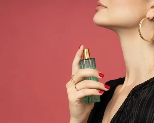 Gdzie psikać perfumy męskie? Sekrety trwałości i unikania błędów.