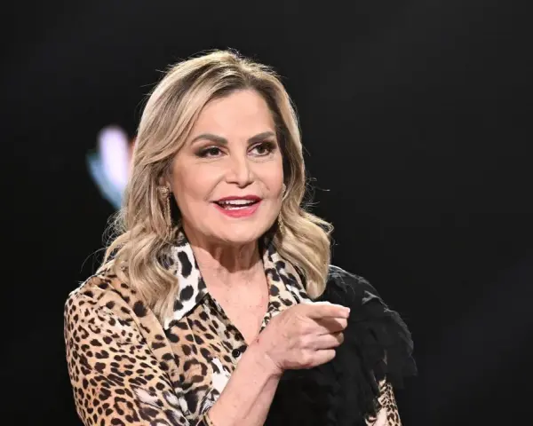 Simona Ventura, con un look audace, parla con energia, affrontando con forza ogni sfida, anche la sua recente malattia.