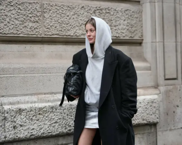 Jakie bluzy są modne? Trendy, stylizacje i porady eksperta.