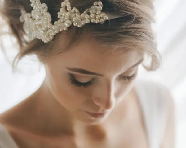 Splendido semiraccolto morbido acconciature sposa con diadema di perle.
