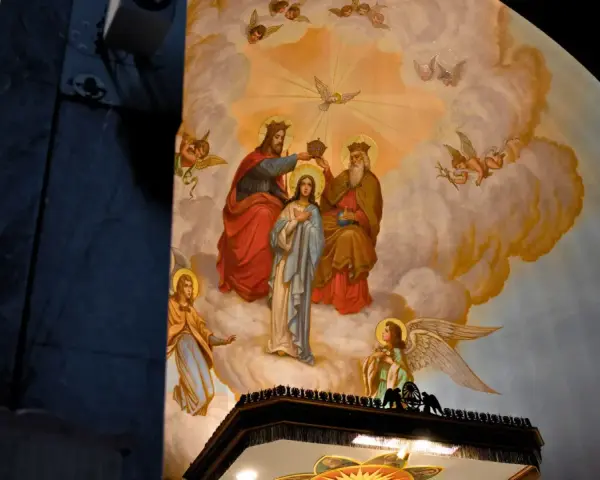 Obraz przedstawia scenę Koronacji Matki Bożej, symbolizującą jej wniebowzięcie nmp. W chmurach, wśród aniołów, Bóg Ojciec i Syn koronują Maryję.