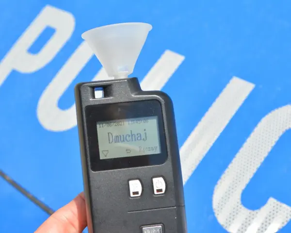 Alkomat: jak dmuchać poprawnie? Uniknij błędów i konsekwencji.