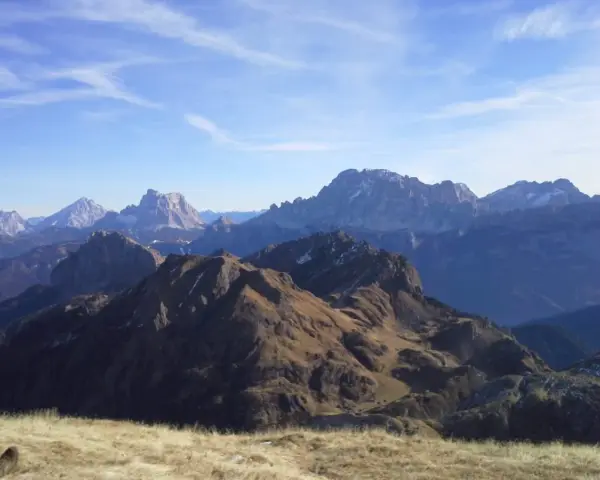 Panorami alpini mozzafiato, con cime innevate e pendii bruni. Un passo staulanza ideale per un'escursione.