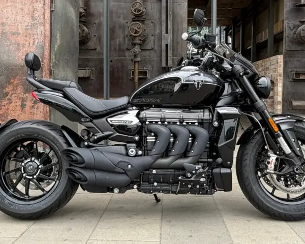 Czarny Triumph Rocket 3 Storm z imponującym silnikiem. Dane techniczne tego potwora budzą respekt.