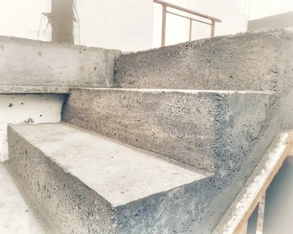 Szalowanie schodów z betonu, gotowe do dalszych prac budowlanych.