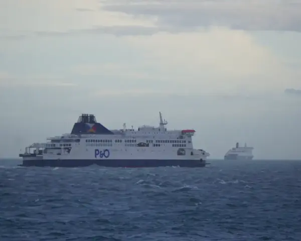 Dwa promy P&O płyną przez wzburzony kanał La Manche.
