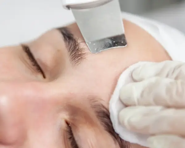 Peeling kawitacyjny usuwa zaskórniki, dając widoczne efekty czystej i gładkiej skóry.