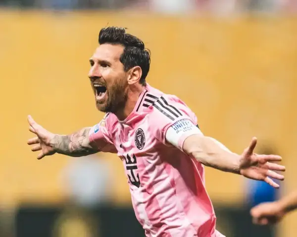 Lionel Messi celebra un gol con el Inter Miami, mostrando su alegría y determinación en el campo.
